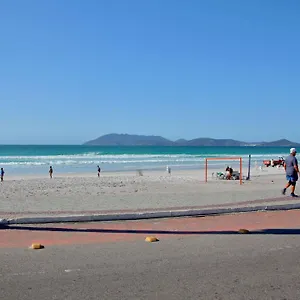 A 5 Minutos Andando Ate A Praia Do Forte ,1 Quarto, Ar Condicionado,cozinha ,garagem , Ao Lado De Restaurantes E Comercio Apartamento